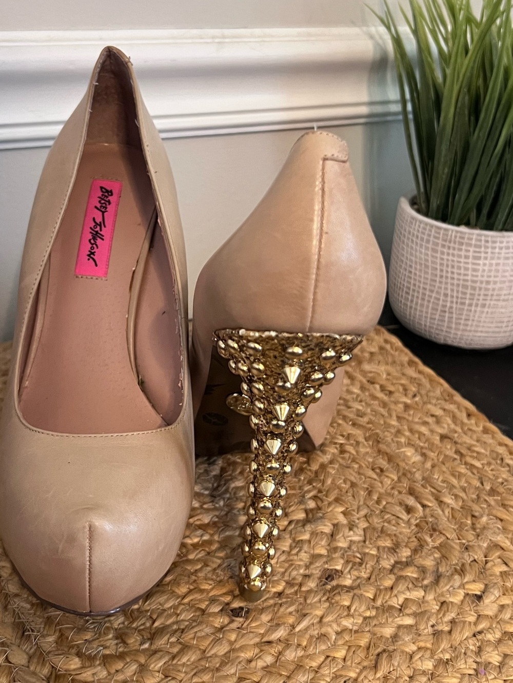 Betsey Johnson Nude Platform Pumps Gold Studded Spike Heels Size 8.5